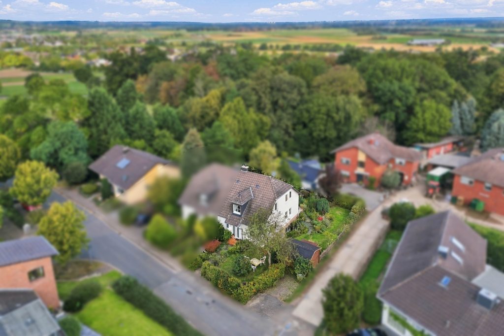 Gütelhöfer Immobilien - Immobilienangebot - Bornheim / Brenig - Alle - Charmante Doppelhaushälfte mit Einbauküche, Garten und Kaminofen in ruhiger Lage von Bornheim-Brenig