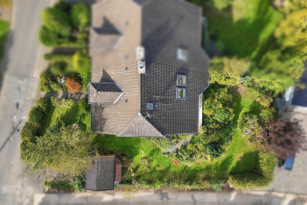 Gütelhöfer Immobilien - Immobilienangebot - Bornheim / Brenig - Alle - Charmante Doppelhaushälfte mit Einbauküche, Garten und Kaminofen in ruhiger Lage von Bornheim-Brenig