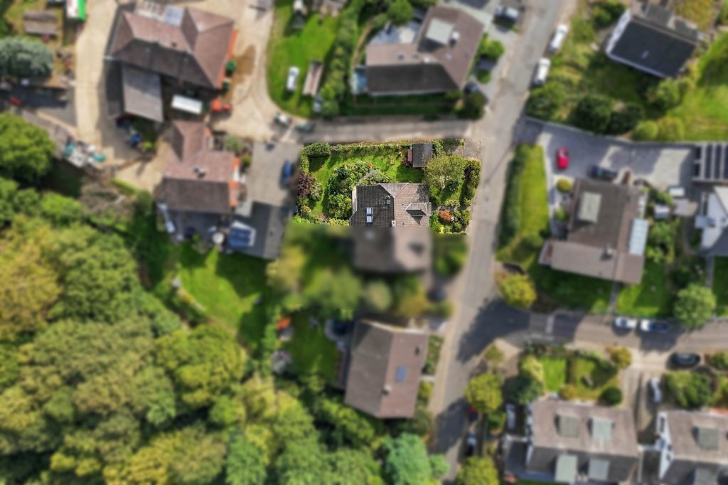 Gütelhöfer Immobilien - Immobilienangebot - Bornheim / Brenig - Alle - Charmante Doppelhaushälfte mit Einbauküche, Garten und Kaminofen in ruhiger Lage von Bornheim-Brenig