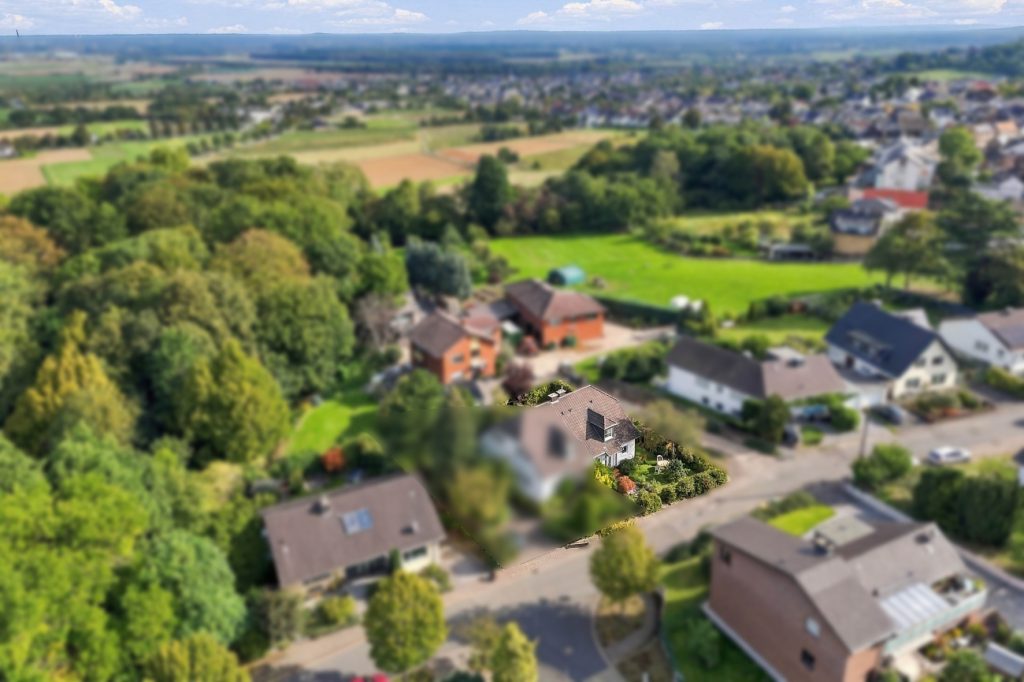 Gütelhöfer Immobilien - Immobilienangebot - Bornheim / Brenig - Alle - Charmante Doppelhaushälfte mit Einbauküche, Garten und Kaminofen in ruhiger Lage von Bornheim-Brenig
