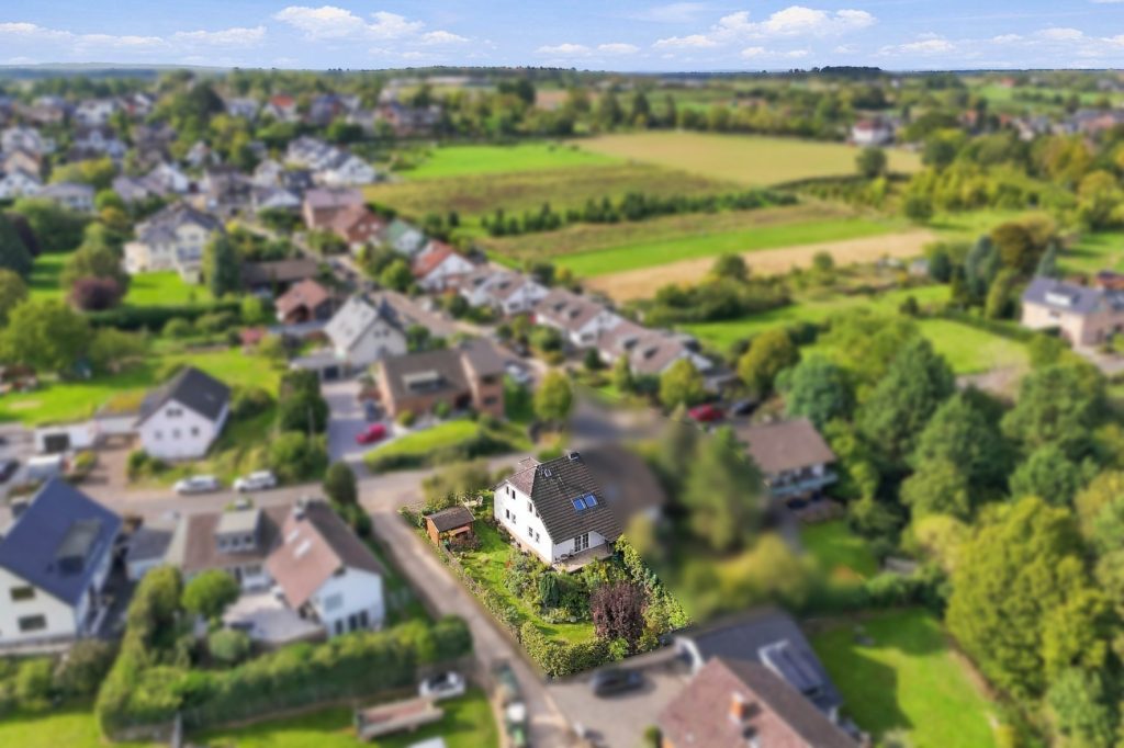 Gütelhöfer Immobilien - Immobilienangebot - Bornheim / Brenig - Alle - Charmante Doppelhaushälfte mit Einbauküche, Garten und Kaminofen in ruhiger Lage von Bornheim-Brenig