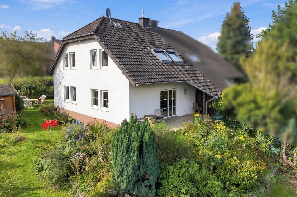 Gütelhöfer Immobilien - Immobilienangebot - Bornheim / Brenig - Alle - Charmante Doppelhaushälfte mit Einbauküche, Garten und Kaminofen in ruhiger Lage von Bornheim-Brenig