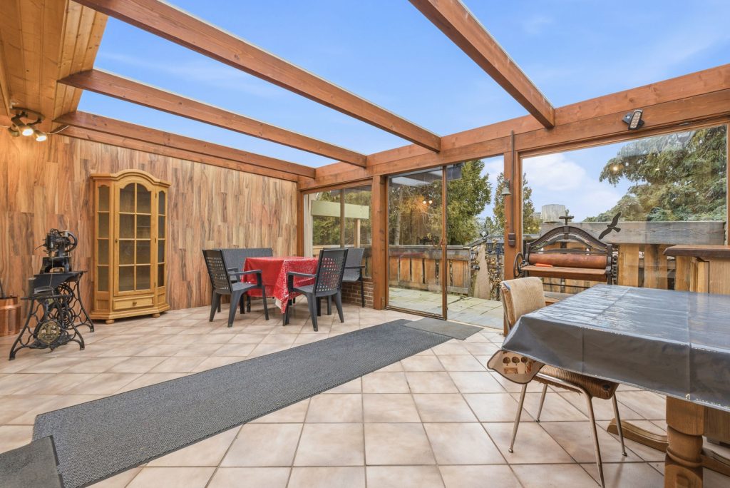 Gütelhöfer Immobilien - Immobilienangebot - Swisttal / Odendorf - Alle - Gebäudeensemble für Generationen auf 2.383 m² Grund mit 3 Wohneinheiten und Wintergarten in Odendorf
