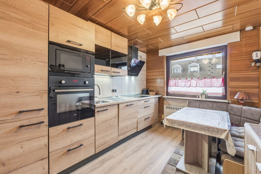 Gütelhöfer Immobilien - Immobilienangebot - Swisttal / Odendorf - Alle - Gebäudeensemble für Generationen auf 2.383 m² Grund mit 3 Wohneinheiten und Wintergarten in Odendorf