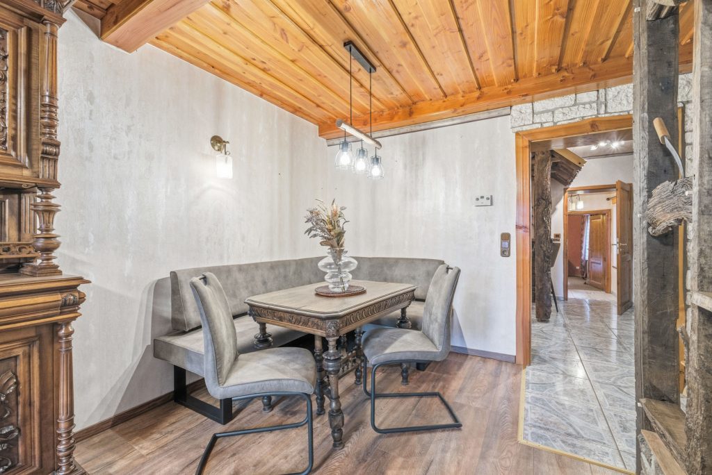 Gütelhöfer Immobilien - Immobilienangebot - Swisttal / Odendorf - Alle - Gebäudeensemble für Generationen auf 2.383 m² Grund mit 3 Wohneinheiten und Wintergarten in Odendorf