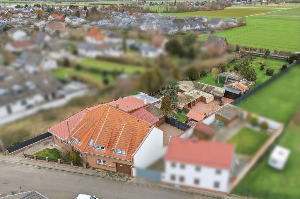 Gütelhöfer Immobilien - Immobilienangebot - Swisttal / Odendorf - Alle - Gebäudeensemble für Generationen auf 2.383 m² Grund mit 3 Wohneinheiten und Wintergarten in Odendorf