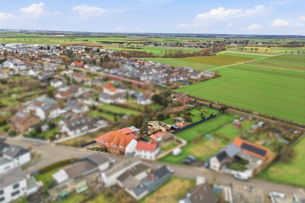 Gütelhöfer Immobilien - Immobilienangebot - Swisttal / Odendorf - Alle - Gebäudeensemble für Generationen auf 2.383 m² Grund mit 3 Wohneinheiten und Wintergarten in Odendorf