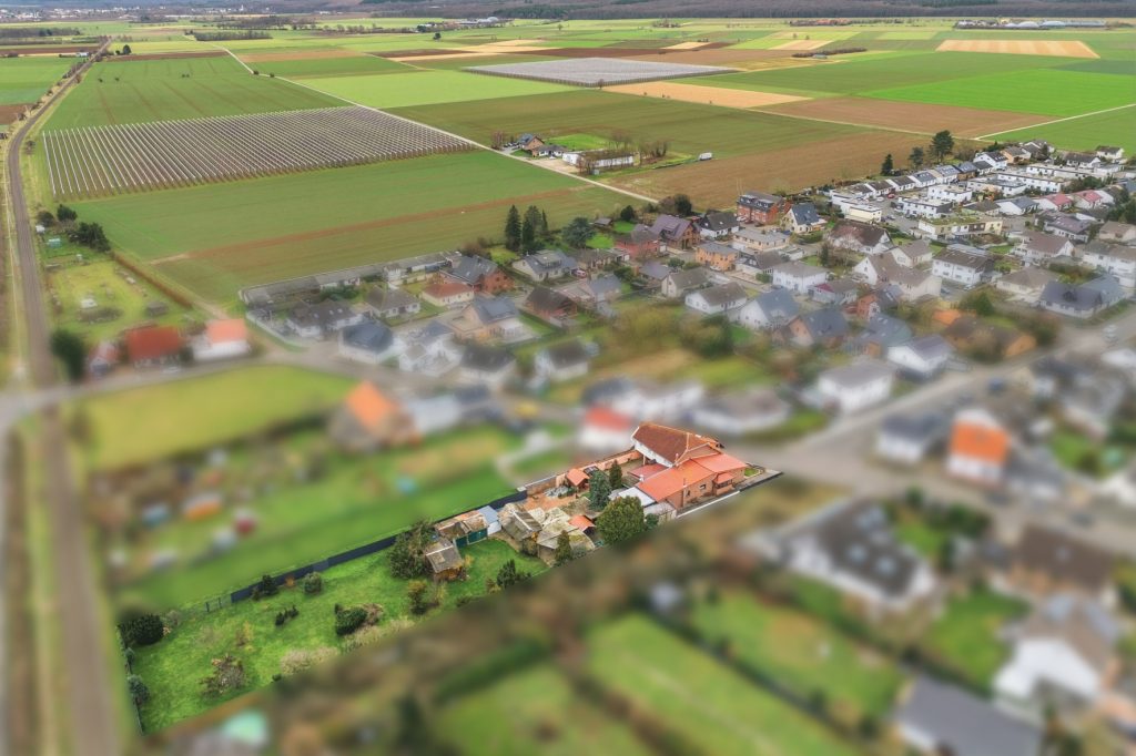 Gütelhöfer Immobilien - Immobilienangebot - Swisttal / Odendorf - Alle - Gebäudeensemble für Generationen auf 2.383 m² Grund mit 3 Wohneinheiten und Wintergarten in Odendorf