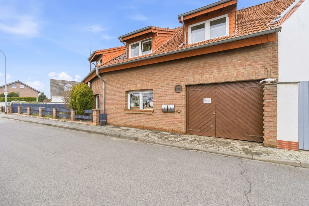 Gütelhöfer Immobilien - Immobilienangebot - Swisttal / Odendorf - Alle - Gebäudeensemble für Generationen auf 2.383 m² Grund mit 3 Wohneinheiten und Wintergarten in Odendorf