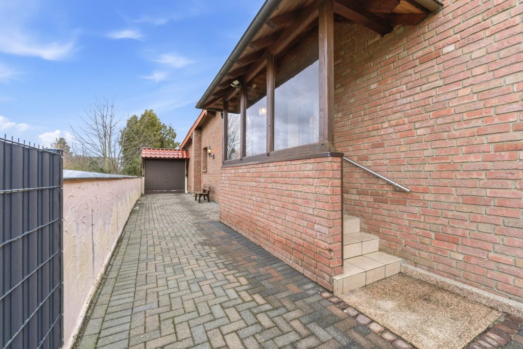 Gütelhöfer Immobilien - Immobilienangebot - Swisttal / Odendorf - Alle - Gebäudeensemble für Generationen auf 2.383 m² Grund mit 3 Wohneinheiten und Wintergarten in Odendorf