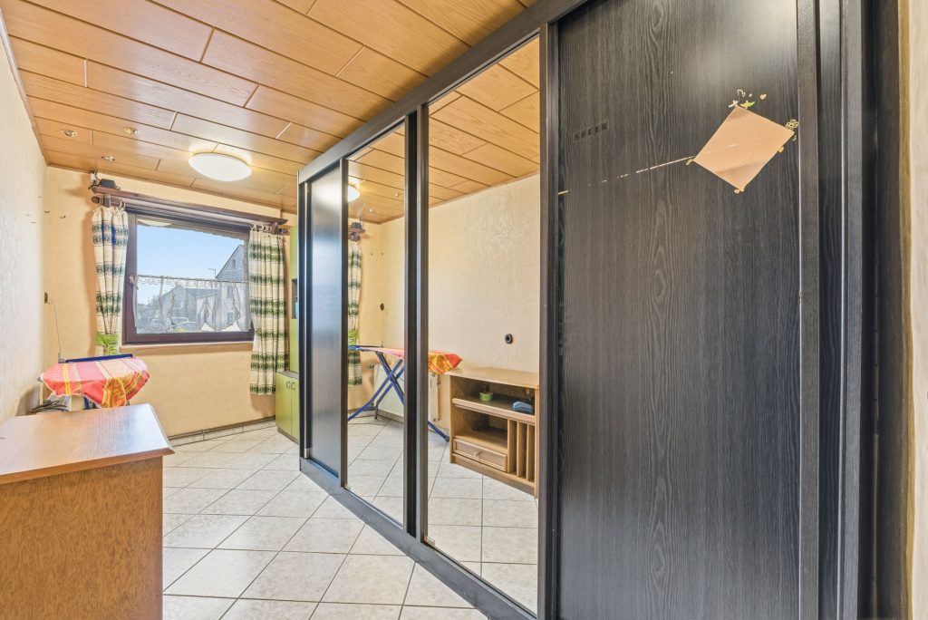 Gütelhöfer Immobilien - Immobilienangebot - Swisttal / Odendorf - Alle - Gebäudeensemble für Generationen auf 2.383 m² Grund mit 3 Wohneinheiten und Wintergarten in Odendorf