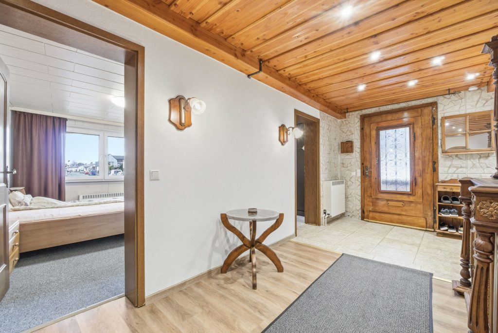 Gütelhöfer Immobilien - Immobilienangebot - Swisttal / Odendorf - Alle - Gebäudeensemble für Generationen auf 2.383 m² Grund mit 3 Wohneinheiten und Wintergarten in Odendorf