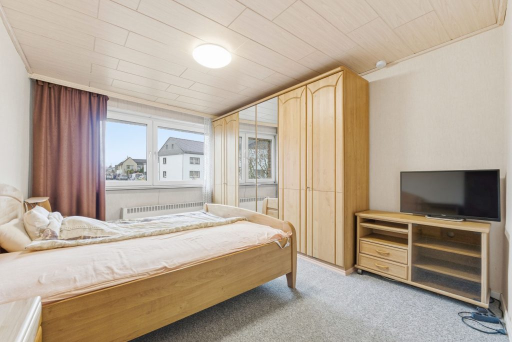 Gütelhöfer Immobilien - Immobilienangebot - Swisttal / Odendorf - Alle - Gebäudeensemble für Generationen auf 2.383 m² Grund mit 3 Wohneinheiten und Wintergarten in Odendorf