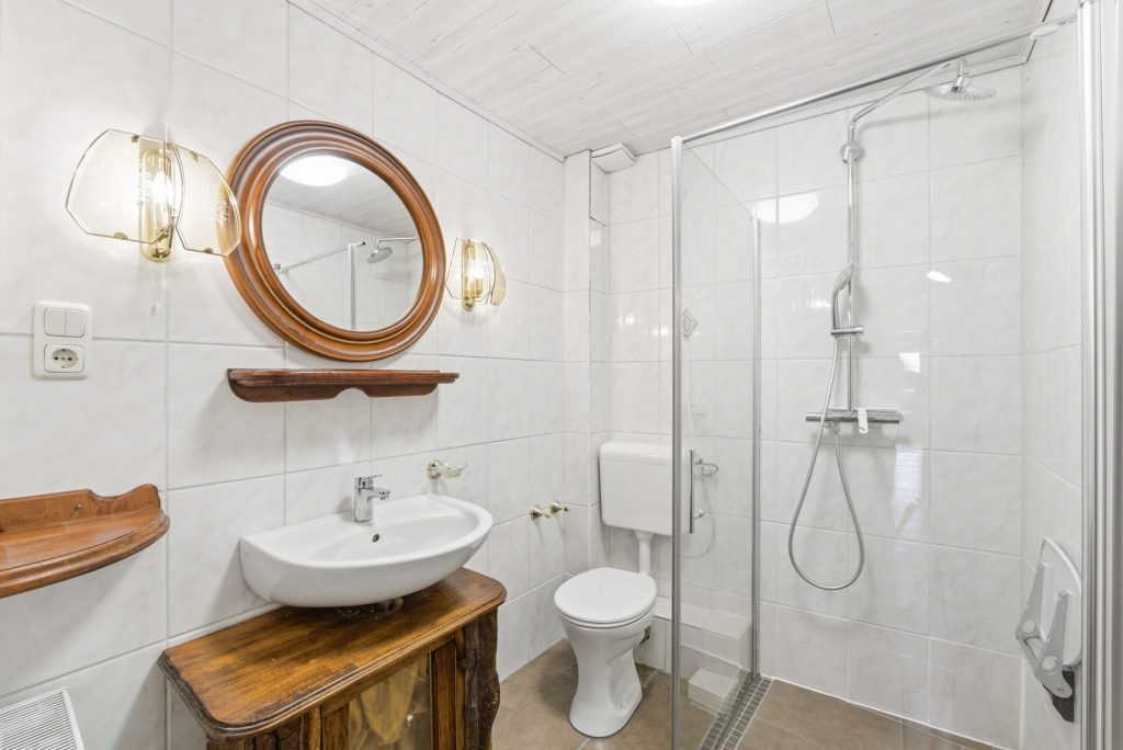 Gütelhöfer Immobilien - Immobilienangebot - Swisttal / Odendorf - Alle - Gebäudeensemble für Generationen auf 2.383 m² Grund mit 3 Wohneinheiten und Wintergarten in Odendorf