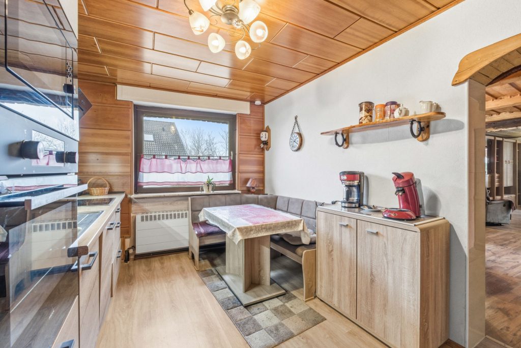 Gütelhöfer Immobilien - Immobilienangebot - Swisttal / Odendorf - Alle - Gebäudeensemble für Generationen auf 2.383 m² Grund mit 3 Wohneinheiten und Wintergarten in Odendorf