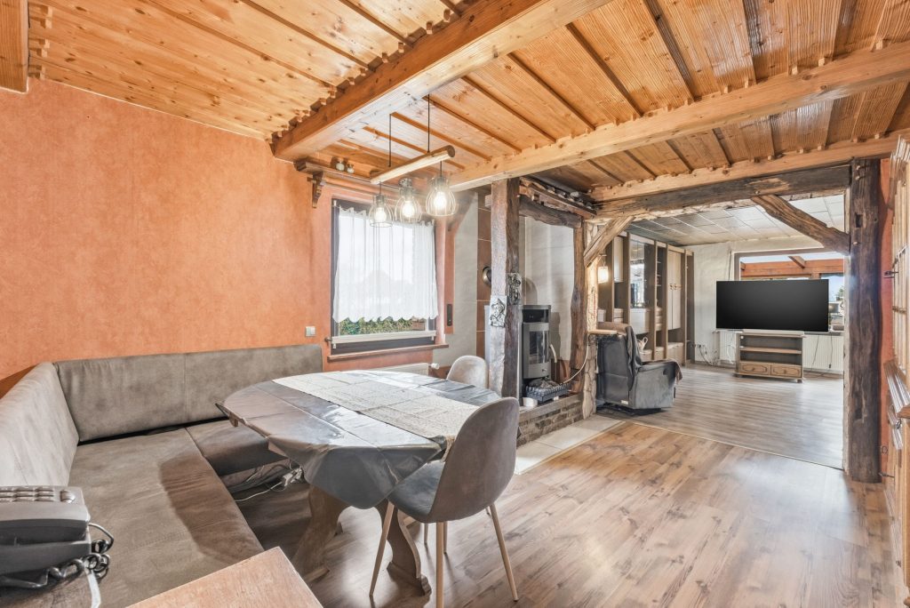 Gütelhöfer Immobilien - Immobilienangebot - Swisttal / Odendorf - Alle - Gebäudeensemble für Generationen auf 2.383 m² Grund mit 3 Wohneinheiten und Wintergarten in Odendorf