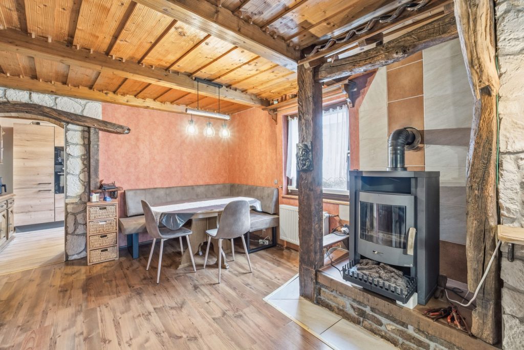 Gütelhöfer Immobilien - Immobilienangebot - Swisttal / Odendorf - Alle - Gebäudeensemble für Generationen auf 2.383 m² Grund mit 3 Wohneinheiten und Wintergarten in Odendorf