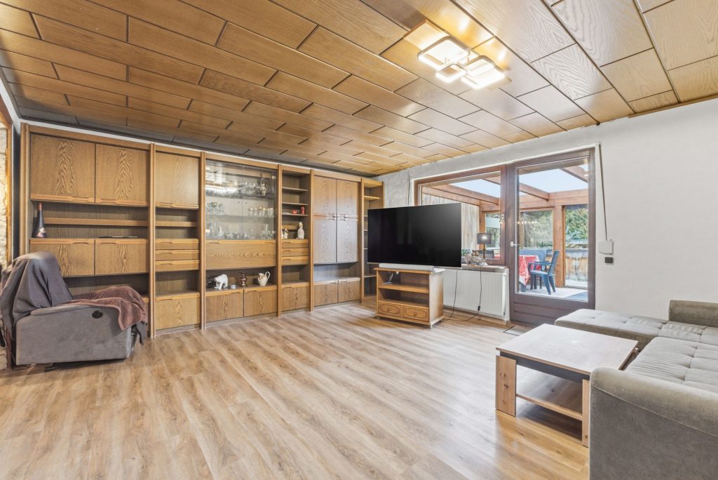 Gütelhöfer Immobilien - Immobilienangebot - Swisttal / Odendorf - Alle - Gebäudeensemble für Generationen auf 2.383 m² Grund mit 3 Wohneinheiten und Wintergarten in Odendorf