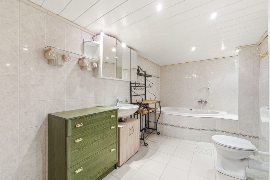 Gütelhöfer Immobilien - Immobilienangebot - Swisttal / Odendorf - Alle - Gebäudeensemble für Generationen auf 2.383 m² Grund mit 3 Wohneinheiten und Wintergarten in Odendorf