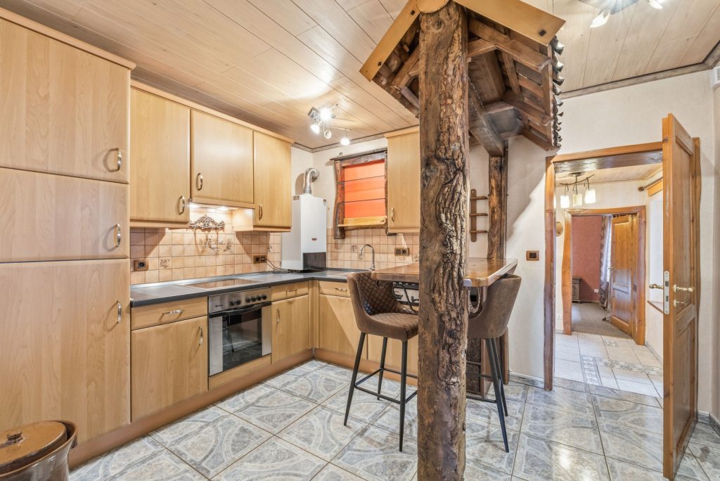 Gütelhöfer Immobilien - Immobilienangebot - Swisttal / Odendorf - Alle - Gebäudeensemble für Generationen auf 2.383 m² Grund mit 3 Wohneinheiten und Wintergarten in Odendorf