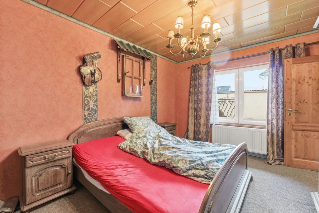 Gütelhöfer Immobilien - Immobilienangebot - Swisttal / Odendorf - Alle - Gebäudeensemble für Generationen auf 2.383 m² Grund mit 3 Wohneinheiten und Wintergarten in Odendorf