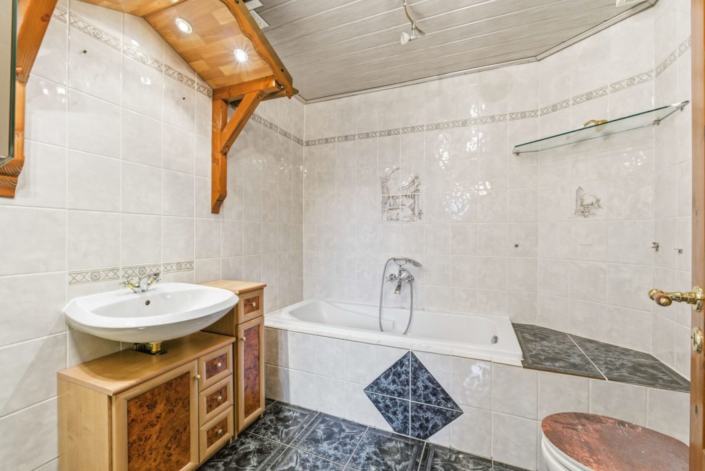 Gütelhöfer Immobilien - Immobilienangebot - Swisttal / Odendorf - Alle - Gebäudeensemble für Generationen auf 2.383 m² Grund mit 3 Wohneinheiten und Wintergarten in Odendorf