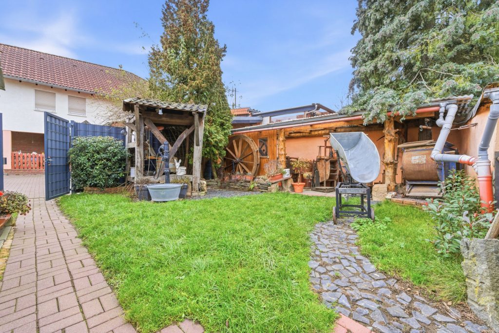 Gütelhöfer Immobilien - Immobilienangebot - Swisttal / Odendorf - Alle - Gebäudeensemble für Generationen auf 2.383 m² Grund mit 3 Wohneinheiten und Wintergarten in Odendorf