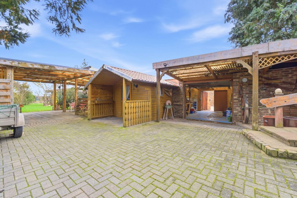 Gütelhöfer Immobilien - Immobilienangebot - Swisttal / Odendorf - Alle - Gebäudeensemble für Generationen auf 2.383 m² Grund mit 3 Wohneinheiten und Wintergarten in Odendorf