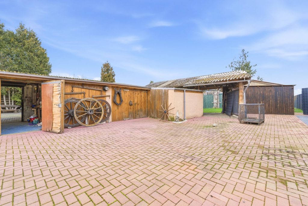 Gütelhöfer Immobilien - Immobilienangebot - Swisttal / Odendorf - Alle - Gebäudeensemble für Generationen auf 2.383 m² Grund mit 3 Wohneinheiten und Wintergarten in Odendorf