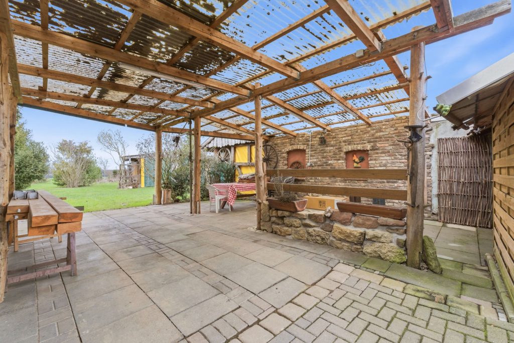 Gütelhöfer Immobilien - Immobilienangebot - Swisttal / Odendorf - Alle - Gebäudeensemble für Generationen auf 2.383 m² Grund mit 3 Wohneinheiten und Wintergarten in Odendorf