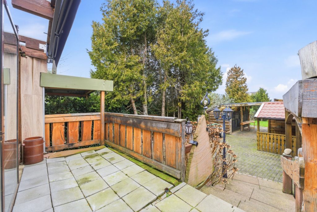 Gütelhöfer Immobilien - Immobilienangebot - Swisttal / Odendorf - Alle - Gebäudeensemble für Generationen auf 2.383 m² Grund mit 3 Wohneinheiten und Wintergarten in Odendorf