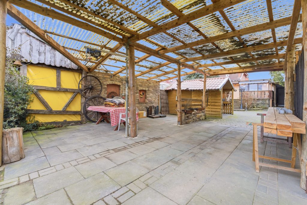 Gütelhöfer Immobilien - Immobilienangebot - Swisttal / Odendorf - Alle - Gebäudeensemble für Generationen auf 2.383 m² Grund mit 3 Wohneinheiten und Wintergarten in Odendorf