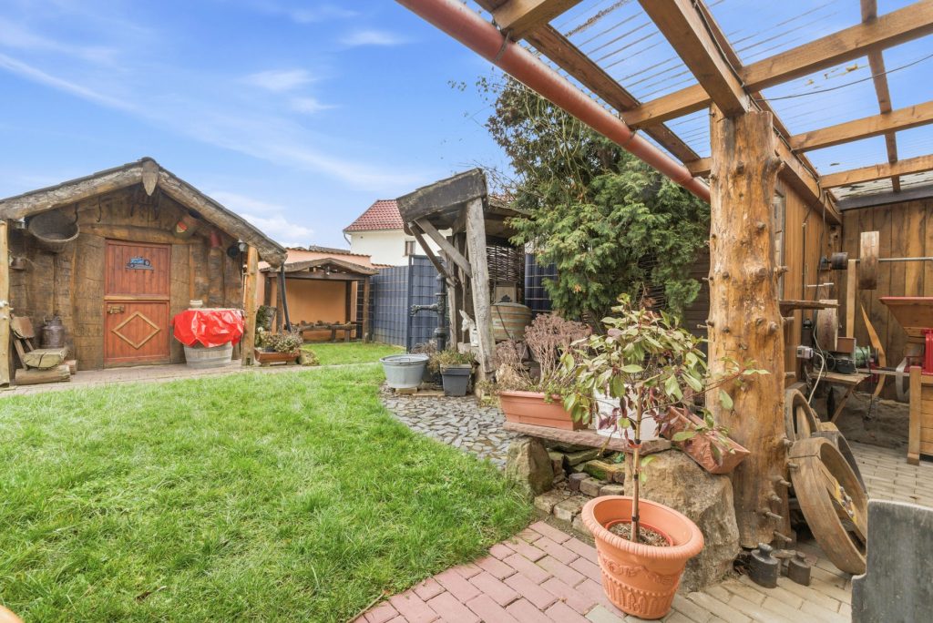 Gütelhöfer Immobilien - Immobilienangebot - Swisttal / Odendorf - Alle - Gebäudeensemble für Generationen auf 2.383 m² Grund mit 3 Wohneinheiten und Wintergarten in Odendorf