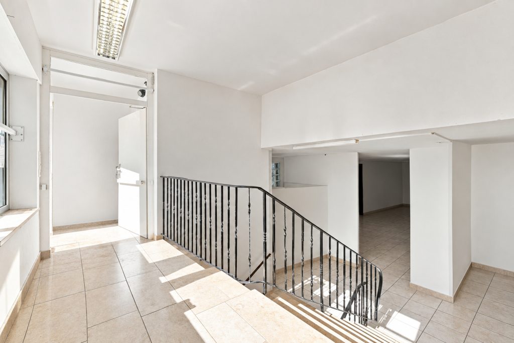Gütelhöfer Immobilien - Immobilienangebot - Rheinbach - Alle - Zentrale Gewerbefläche in Rheinbach mit Schaufenster, Lager und zwei Stellplätzen – flexibel nutzbar