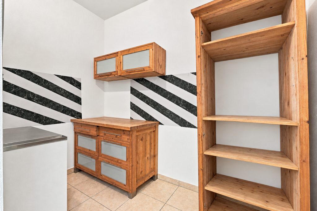 Gütelhöfer Immobilien - Immobilienangebot - Rheinbach - Alle - Zentrale Gewerbefläche in Rheinbach mit Schaufenster, Lager und zwei Stellplätzen – flexibel nutzbar