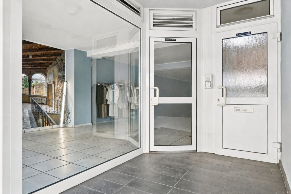 Gütelhöfer Immobilien - Immobilienangebot - Rheinbach - Alle - Zentrale Gewerbefläche in Rheinbach mit Schaufenster, Lager und zwei Stellplätzen – flexibel nutzbar