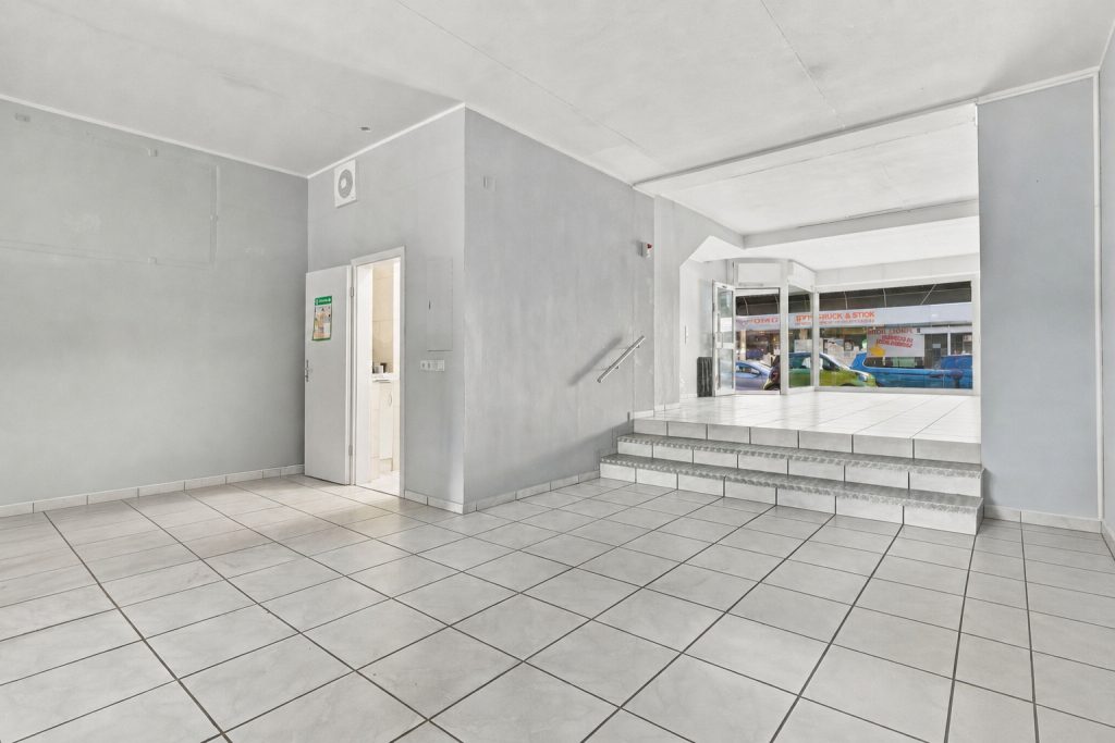 Gütelhöfer Immobilien - Immobilienangebot - Rheinbach - Alle - Zentrale Gewerbefläche in Rheinbach mit Schaufenster, Lager und zwei Stellplätzen – flexibel nutzbar