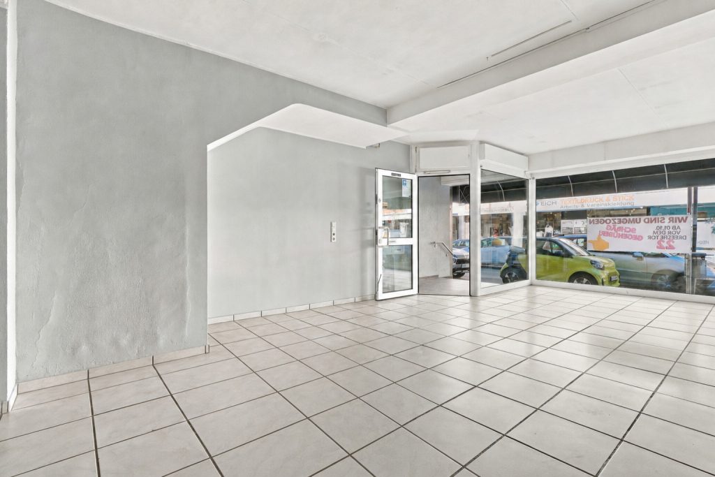 Gütelhöfer Immobilien - Immobilienangebot - Rheinbach - Alle - Zentrale Gewerbefläche in Rheinbach mit Schaufenster, Lager und zwei Stellplätzen – flexibel nutzbar