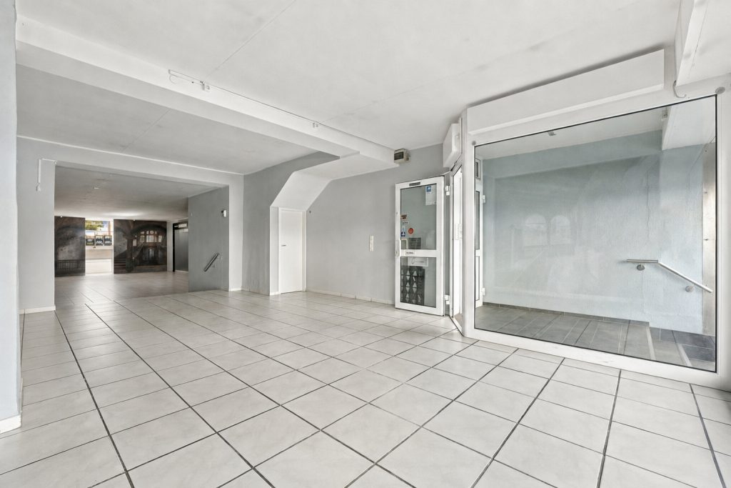 Gütelhöfer Immobilien - Immobilienangebot - Rheinbach - Alle - Zentrale Gewerbefläche in Rheinbach mit Schaufenster, Lager und zwei Stellplätzen – flexibel nutzbar