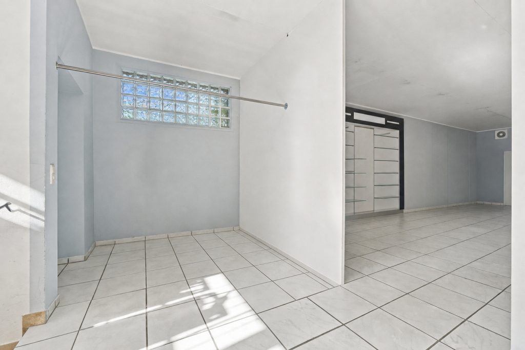 Gütelhöfer Immobilien - Immobilienangebot - Rheinbach - Alle - Zentrale Gewerbefläche in Rheinbach mit Schaufenster, Lager und zwei Stellplätzen – flexibel nutzbar