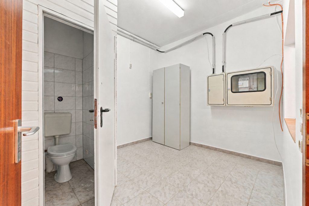 Gütelhöfer Immobilien - Immobilienangebot - Rheinbach - Alle - Zentrale Gewerbefläche in Rheinbach mit Schaufenster, Lager und zwei Stellplätzen – flexibel nutzbar
