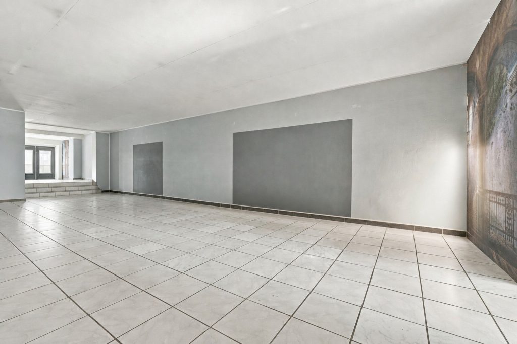 Gütelhöfer Immobilien - Immobilienangebot - Rheinbach - Alle - Zentrale Gewerbefläche in Rheinbach mit Schaufenster, Lager und zwei Stellplätzen – flexibel nutzbar