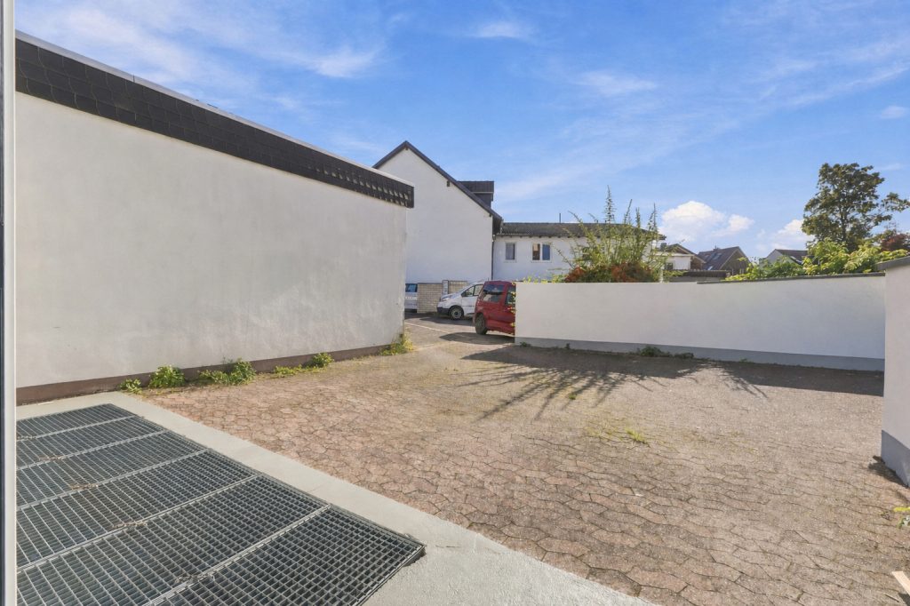 Gütelhöfer Immobilien - Immobilienangebot - Rheinbach - Alle - Zentrale Gewerbefläche in Rheinbach mit Schaufenster, Lager und zwei Stellplätzen – flexibel nutzbar