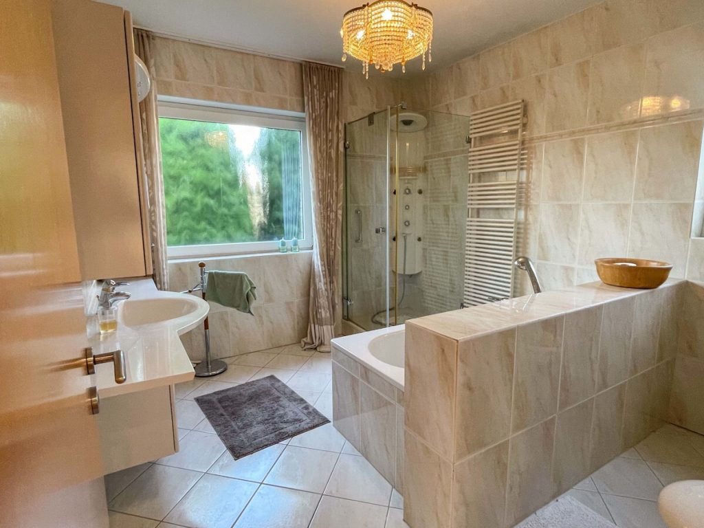 Immobilienangebot - Linnich - Alle - Großzügiges Einfamilienhaus mit zwei Garagen in Linnich
