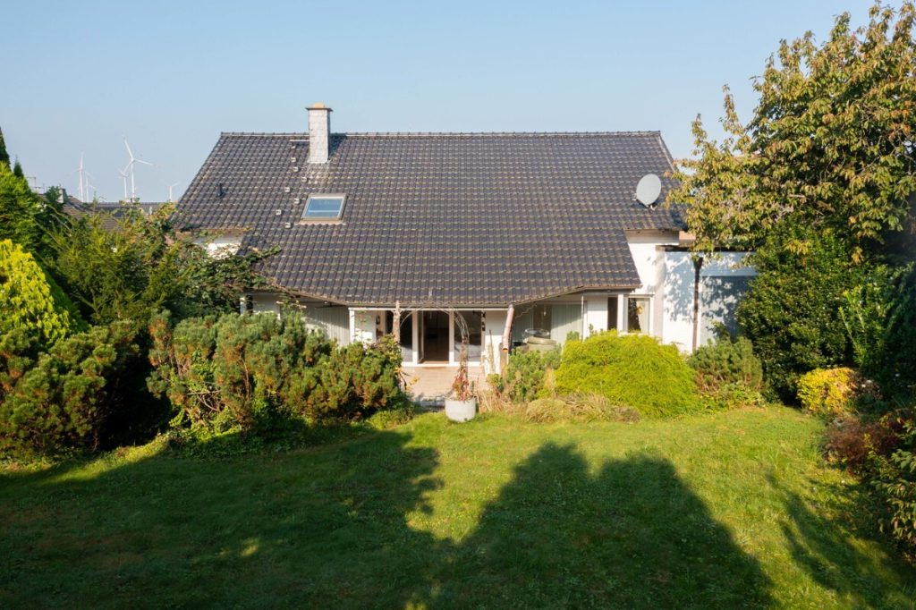 Immobilienangebot - Linnich - Alle - Großzügiges Einfamilienhaus mit zwei Garagen in Linnich