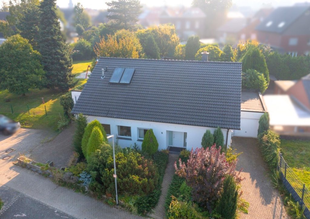 Immobilienangebot - Linnich - Alle - Großzügiges Einfamilienhaus mit zwei Garagen in Linnich