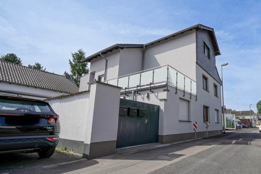 Immobilienangebot - Pulheim / Sinthern - Alle - Gepflegtes Dreifamilienhaus  -  Saniert  -  Großer Garten