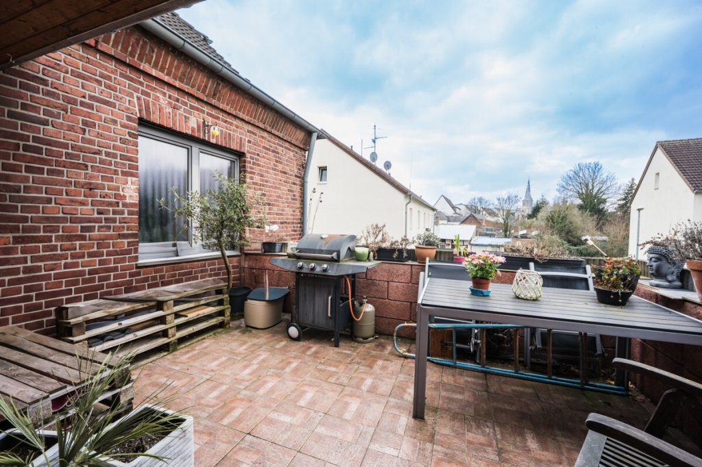 Immobilienangebot - Kerpen - Alle - Großzügige Maisonette-Wohnung  -  Dachterrasse   -  nachhaltig vermietet