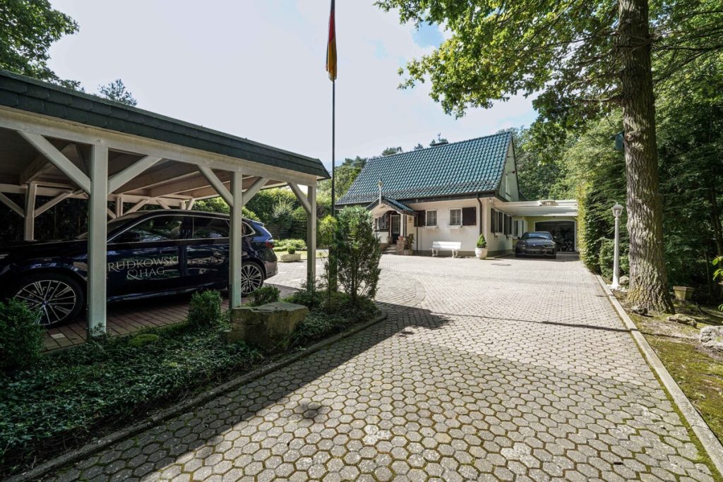 Immobilienangebot - Euskirchen / Kirchheim - Alle - Landhaus mit eigenem Waldstück   -  Keller  -  Garage - 3 Carport-Plätze
