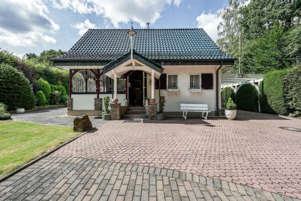 Immobilienangebot - Euskirchen / Kirchheim - Alle - Landhaus mit eigenem Waldstück   -  Keller  -  Garage - 3 Carport-Plätze